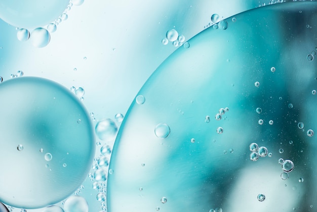 Bubble trasparenti blu nell'acqua