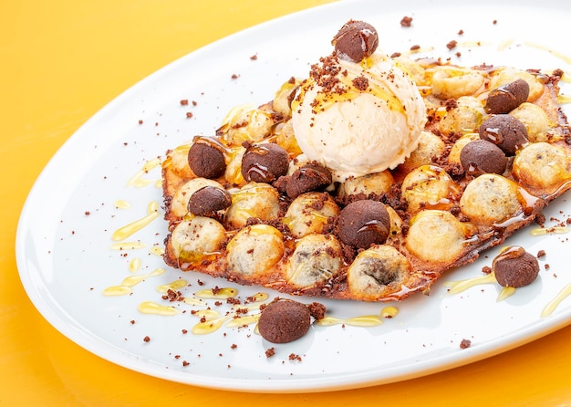Bubble waffle con gelato e biscotti con gocce di cioccolato