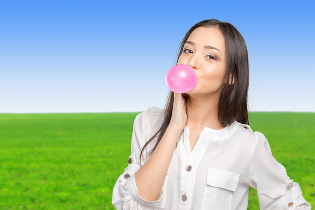 Bubblegum di salto della giovane donna