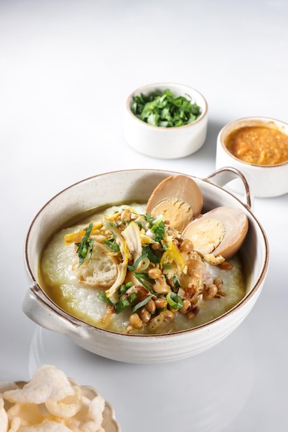 Bubur Ayam o porridge di riso indonesiano con pollo grattugiato e Cakwe.