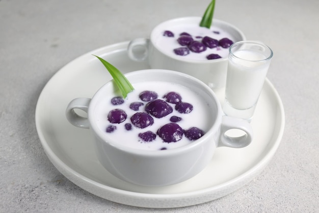 Bubur Biji Salak Porridge indonesiano di polpette di patate dolci con latte di cocco