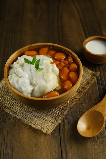 Bubur candil o biji salak Cibo indonesiano a base di farina di riso appiccicoso, zucchero di canna, farina di riso