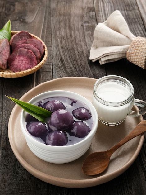 Bubur candil o Candil porridge è un porridge a base di patata dolce viola cotta con latte di cocco