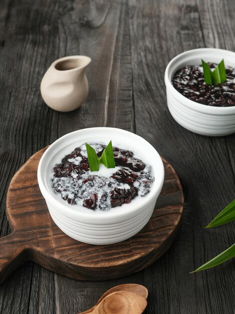 Bubur Ketan Hitam, dolce indonesiano. Porridge di riso glutinoso nero con latte di cocco, zucchero