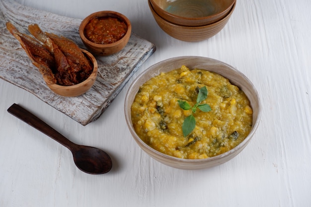 bubur manado o porridge tinutuancibo indonesiano manado tradizionale porridge di riso