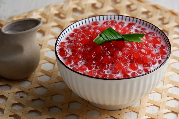 bubur sagu mutiara o porridge di perle di Sagodolce tradizionale popolare indonesiano