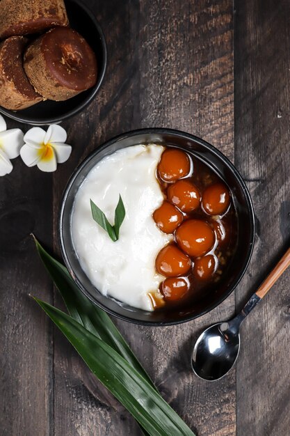 Bubur Sumsum o Bubur Lemu è un tradizionale porridge a base di farina di riso e polpette di riso appiccicoso candil