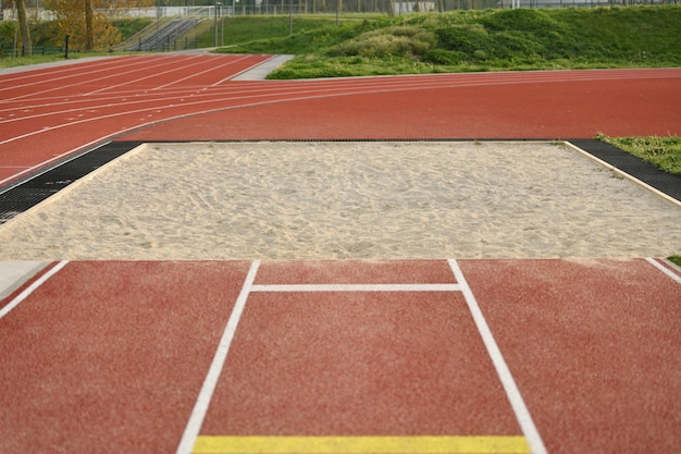 Buca di sabbia per il salto in lungo allo stadio