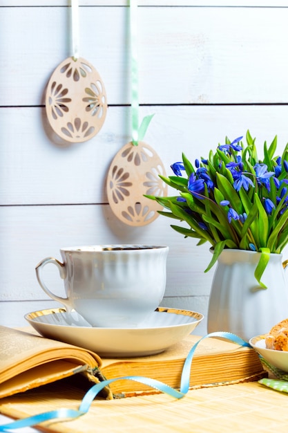 Bucaneve in un vaso su un tavolo su sfondo bianco, Pasqua