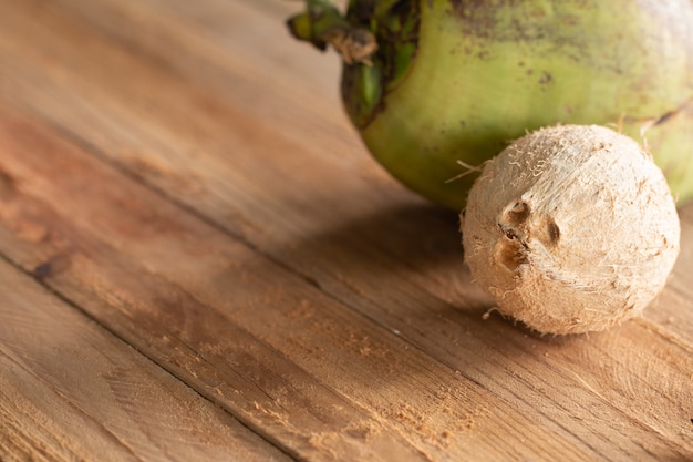 Buccia secca della noce di cocco sulla tavola di legno