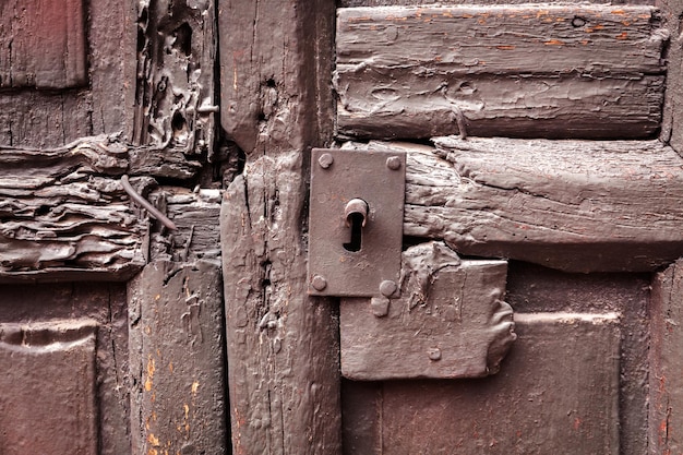 Buco della serratura su una vecchia porta