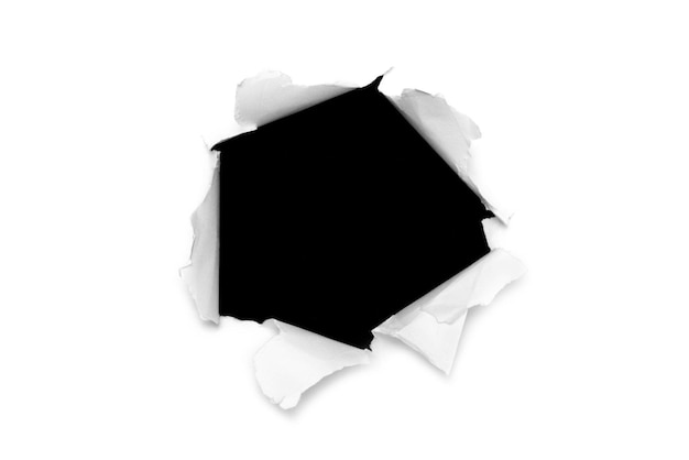 Buco di carta strappato su sfondo nero