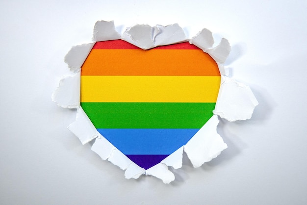 Buco in carta a forma di cuore e colori gay lgbt