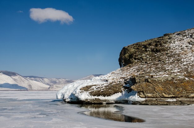 Buco nel ghiaccio del lago Baikal spesso più di un metro vicino alla roccia