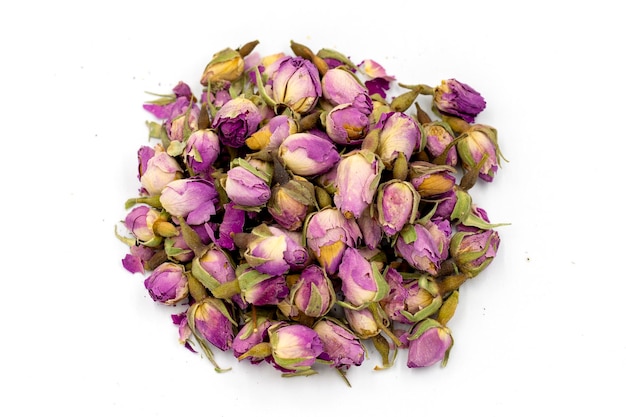 Bud Rose Tea isolato su uno sfondo bianco Tè alle erbe medicinali