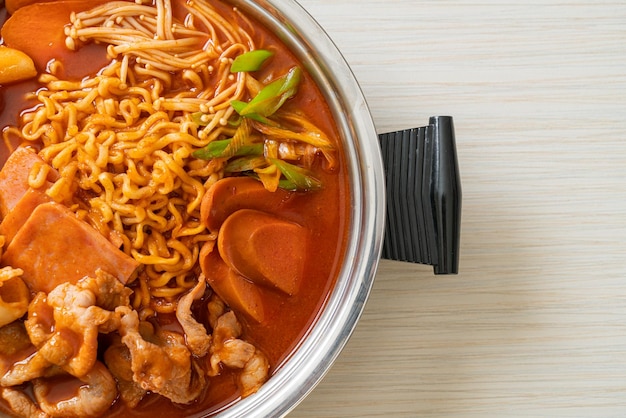 Budae Jjigae o Budaejjigae Stufato dell'esercito o stufato della base dell'esercito Viene caricato con salsicce di spam Kimchi, tagliatelle ramen e molto altro