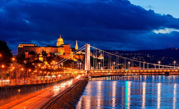 Budapest di notte, ponte Erzsebet sul Castello di Buda, riflesso delle luci notturne sull'acqua