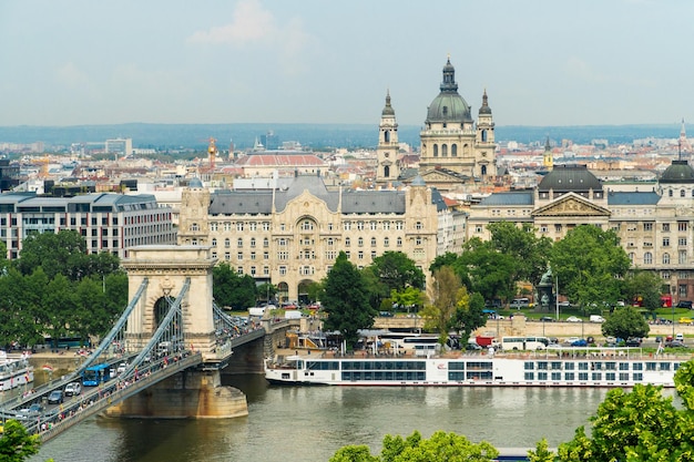 BUDAPEST UNGHERIA 11 MAGGIO 2018 Vista su un ponte delle catene di Szechenyi e sulla banca dei parassiti dal punto di vista sulla riva di Buda del Danubio a Budapest Ungheria
