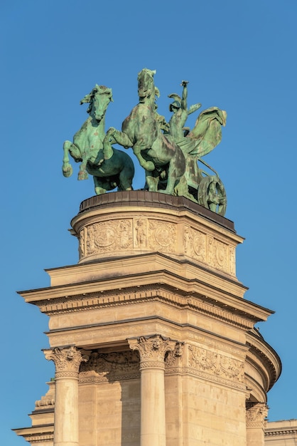 Budapest, Ungheria 21.08.2021. Monumento al Millennio d'Ungheria sulla Piazza degli Eroi a Budapest in una soleggiata mattina d'estate