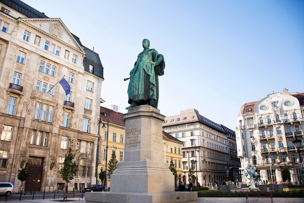 BUDAPEST UNGHERIA 22 SETTEMBRE Statua del Palatino Jozsef Nador Arciduca d'Austria in piazza Joseph Nador Ter per la visita di ungheresi e viaggiatori il 22 settembre 2019 a Budapest Ungheria