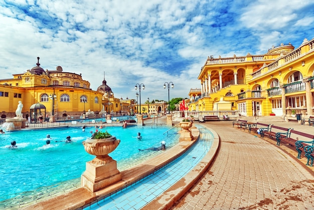 BUDAPEST, UNGHERIA - MAGGIO 05,2016: Cortile dei bagni Szechenyi, complesso termale ungherese e trattamenti termali.