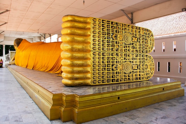 Buddha atteggiamento reclinato statua di Wat Ku o Phra Nang Rua Lom tempio per i viaggiatori tailandesi viaggio visita e rispetto preghiera benedizione desiderio santo mistero adorazione a Pak kret a Nonthaburi Thailandia