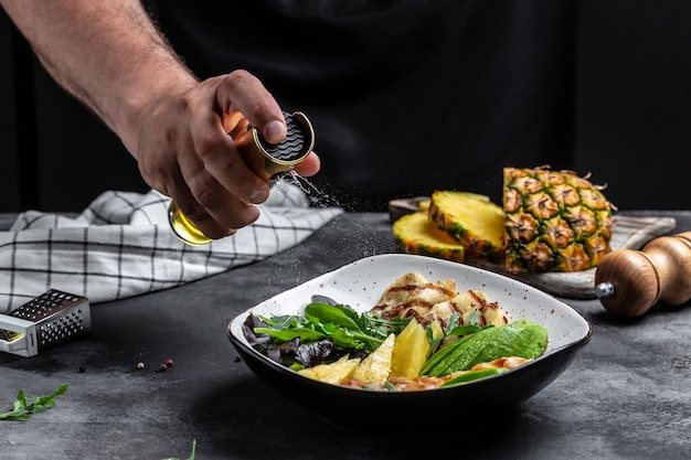 buddha bowl con petto di pollo, halloumi, avocado, rucola verde, lime, sesamo