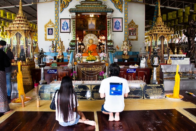 Buddha e santo buddista santo arhat o buddismo nobile monaco arahant statua del tempio Wat Kui Buri per il popolo tailandese visita il rispetto pregando benedizione l'11 ottobre 2023 a Prachuap Khiri Khan Thailandia