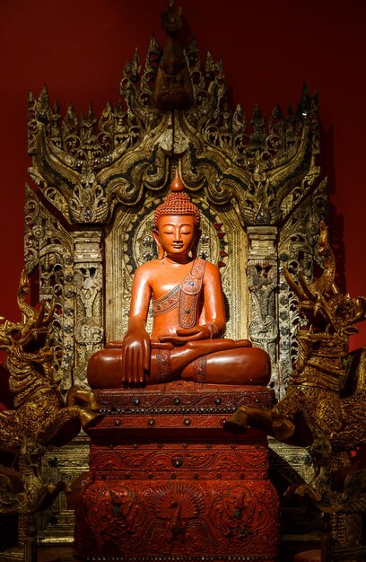 Buddha intagliato in legno