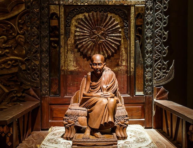 Buddha intagliato in legno