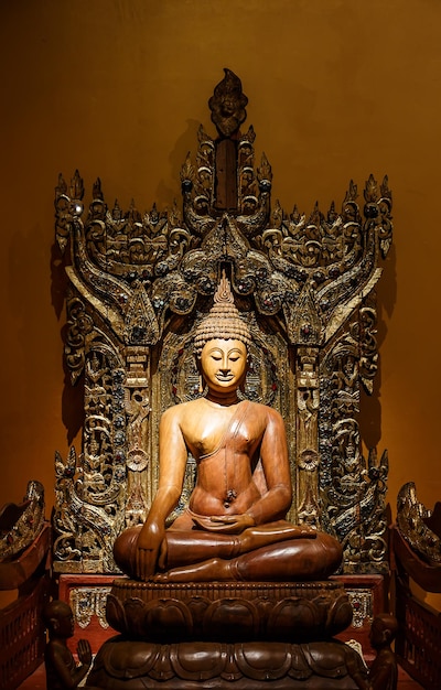 Buddha intagliato in legno