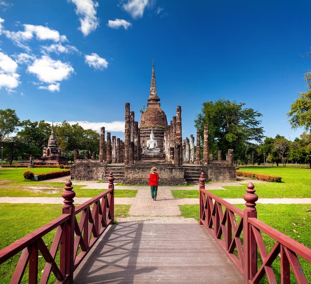 Buddha nel parco storico di Sukhothai in Thailandia
