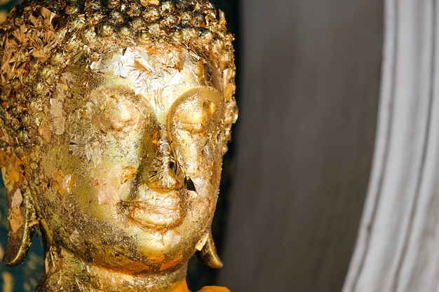 Buddha nel tempio con foglia d&#39;oro (religione buddhista)