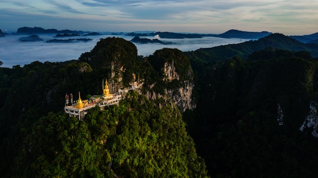 Buddha sulla cima Montagna di Wat Tham Seua (Tiger Cae), Krabi, Thailandia