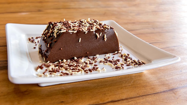 Budino al cioccolato con granelli, delizioso dessert al cioccolato sul tavolo di legno