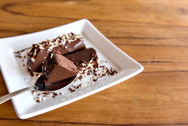 Budino al cioccolato con granelli, delizioso dessert al cioccolato.