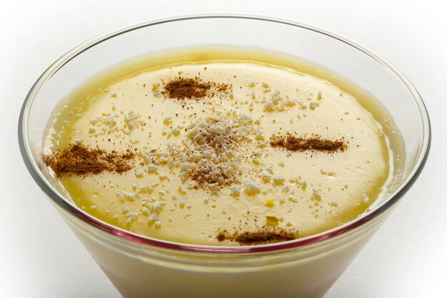 Budino al latte e banana Con cocco e cannella