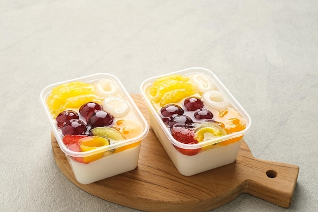 Budino al latte fruttato, budino di seta dolce alla vaniglia con guarnizione di frutta