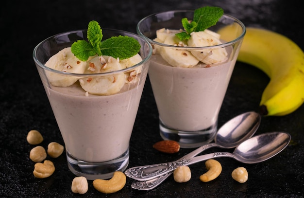 Budino alla banana con cioccolato e noci.