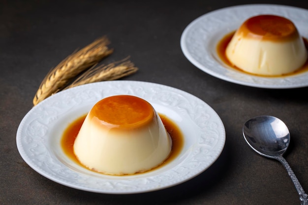 Budino alla crema di caramello con salsa al caramello nel piatto