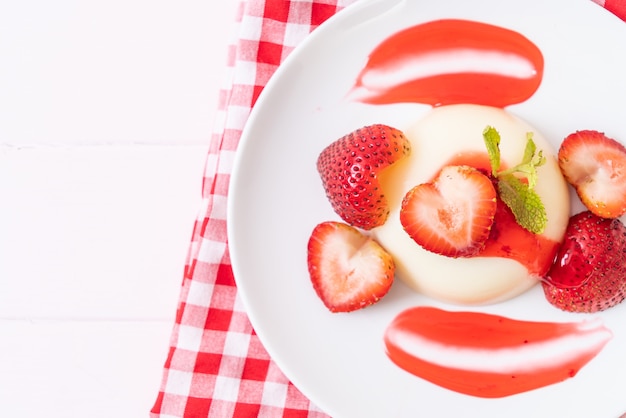 budino allo yogurt con fragole fresche