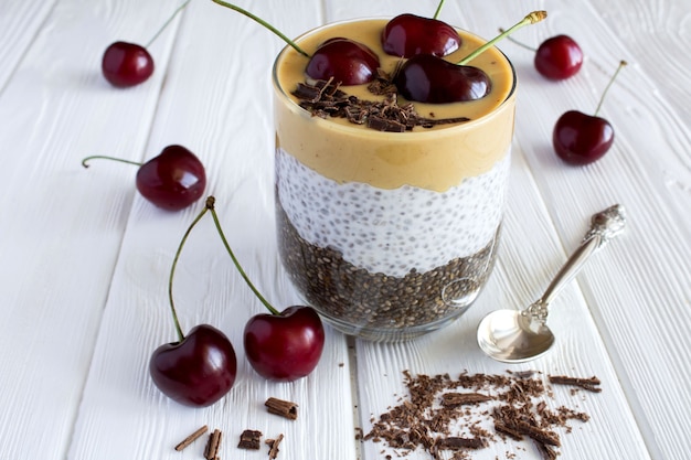 Budino con pasta di chia, ciliegia e arachidi