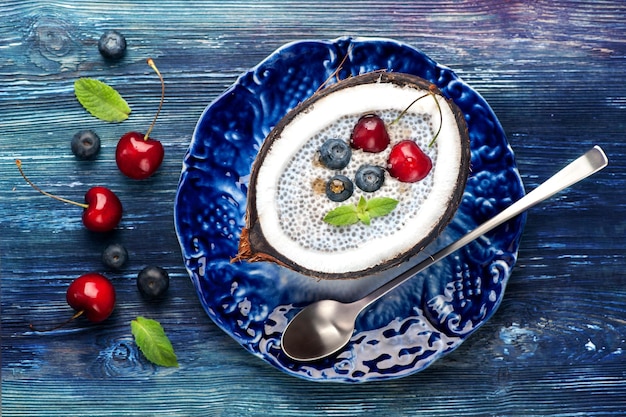 Budino di chia al cocco con frutta e bacche per colazione