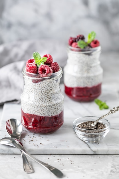 Budino di Chia con bacche fresche in vaso di vetro. Concetto di alimentazione sana, stile di vita sano, dieta, fitness