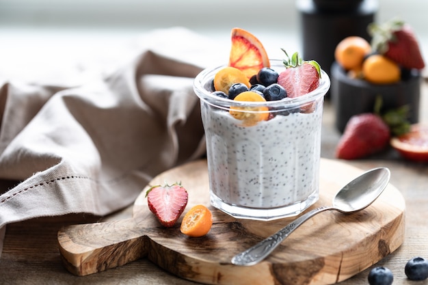 Budino di Chia con bacche fresche in vaso di vetro. Concetto di alimentazione sana, stile di vita sano, dieta, menu fitness