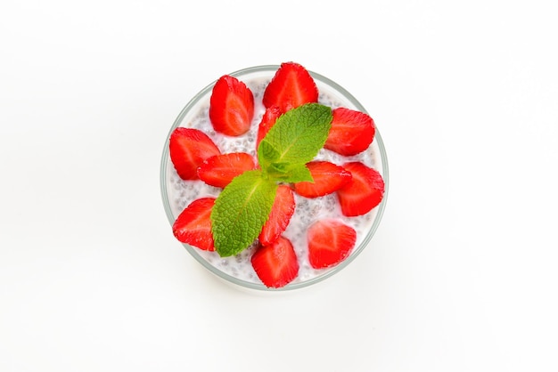 Budino di chia con fragola e menta su sfondo bianco Spazio per testo o design