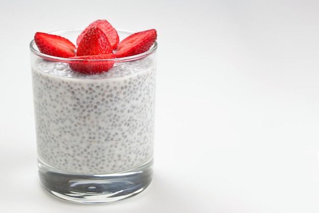 Budino di chia con fragola su sfondo bianco Spazio per testo o design