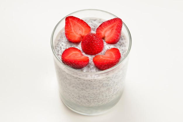 Budino di Chia con fragole su sfondo bianco. Spazio per testo o design.