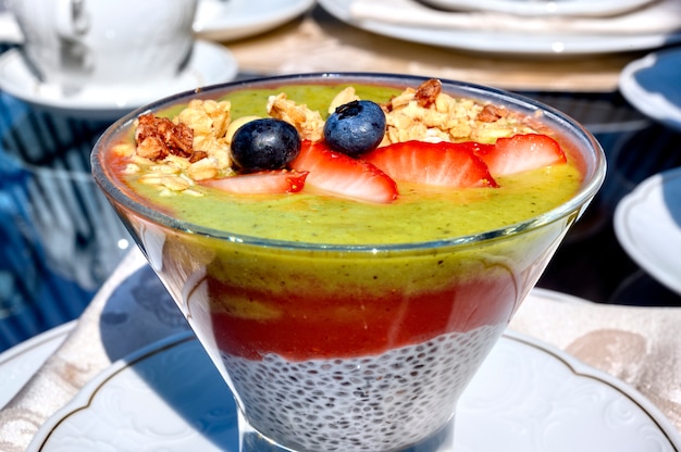 Budino di Chia con frutta su un bicchiere