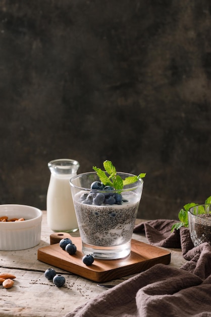 Budino di chia con frutti di bosco e latte, dessert nutriente dolce, concetto di colazione sana superfood